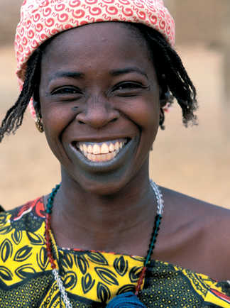 Femme en habit traditionnel au Sénégal