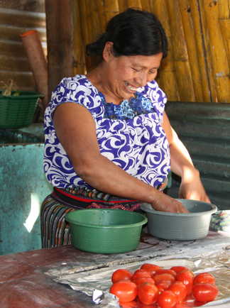 Femme préparant le repas au Guatemala