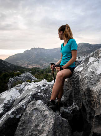 Femme reposant sur la pierre et appréciant la randonnée sur la voie lycienne en Turquie