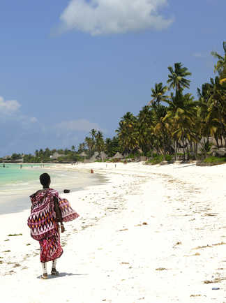Femme sur les plages à Zanzibar