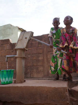 Filles puisant l'eau en Ouganda