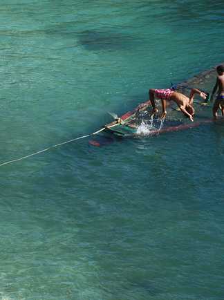 Groupe d'adolescents jouant dans l'eau au Cap vert