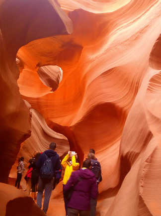 groupe de randonneurs dans le canyon d'Antelope aux USA