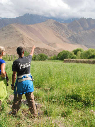 Guide et randonneuse dans la vallée de l'Indus au Ladakh en Inde Himalayenne