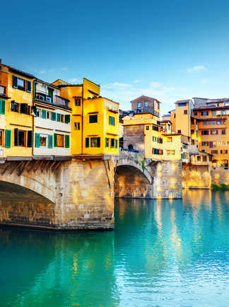 Habitations sur un pont au dessus du fleuve en Toscane