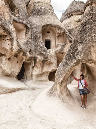 Jeune femme voyageuse dans la ville troglodyte de Cappadoce, Turquie