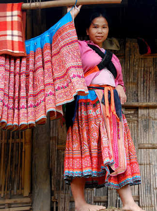 Jeune fille en costume traditionnel au Vietnam