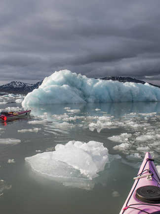 Kayak de mer en Arctique parmi les icebergs