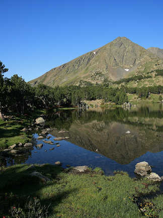 Lac ombragé lors d'un trek dans le massif de Neouvielle, Pyrénées
