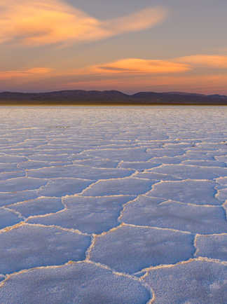 Lac salé Salinas Grandes en Argentine pendant le coucher du soleil