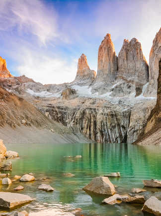 Laguna torres avec les tours au coucher du soleil, parc national Torres del Paine, Patagonie, Chili