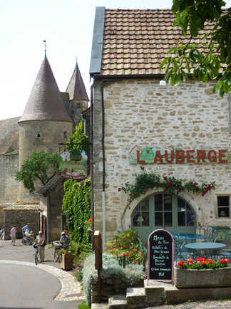 L'auberge avec la terrasse et panneau à châteauneuf