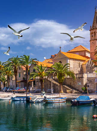 Le petit port du village de Splitska, Brac, Croatie