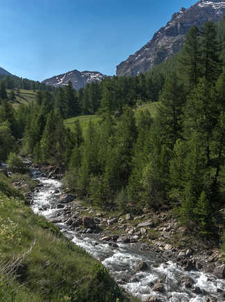 le Riou de Fouillouse, Massif du Chambeyron au printemps, Alpes du sud