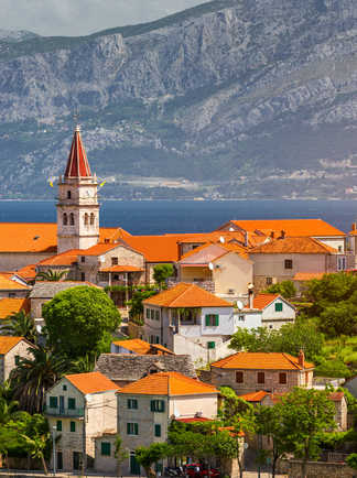 Le village de Postira, sur l'île de Brac, Dalmatie, Croatie
