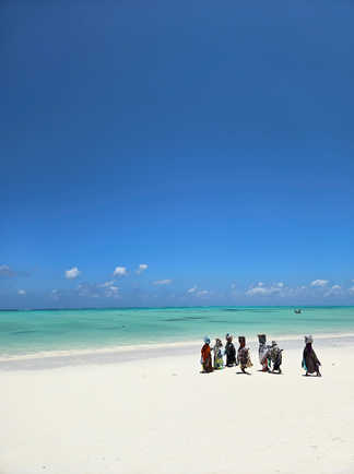 Locaux sur une plage de Zanzibar