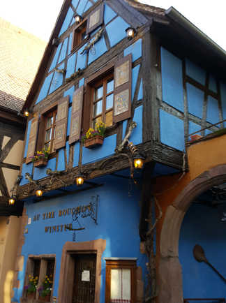 maison bleue à pans de bois  en alsace