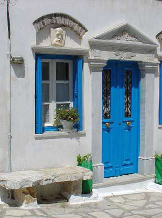 maison blanche à volets bleus en Grèce