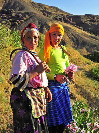 Mère et fille au ramassage de fleurs, Maroc
