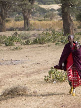 Mère masai portant son enfant en Tanzanie
