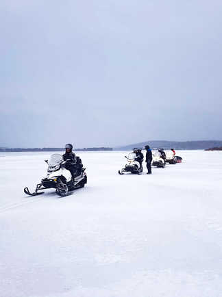Motoneige sur le lac gelé du réservoir Taureau au Canada