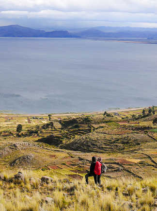 Randonneurs observant le lac Titicaca