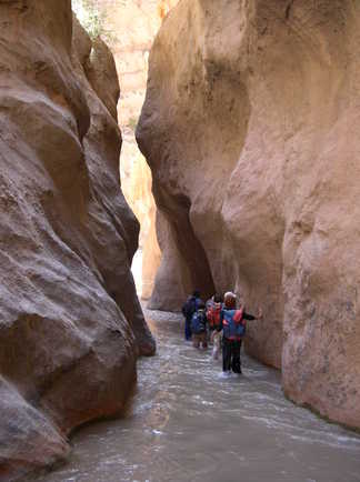 Passage à guet, gorges du M'Goun, Maroc