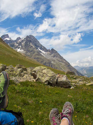 Pause lors d'une randonnée au col d'Arsine, Parc National des Ecrins, Alpes du sud