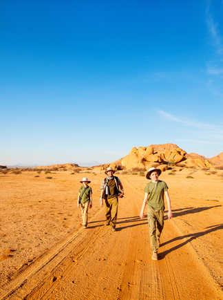 Petit groupe de randonneurs dans le désert Namibie