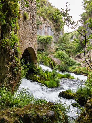 photo du Moulin de la foux d'où sort une rivière
