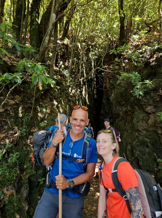Photo d'une voyageuse avec le guide dans la levada do Furado