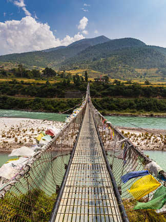 Pont à Punakha avec une vue sur les montagnes