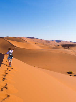 Randonneur dans le désert sur les dunes de Sossusveli en Namibie
