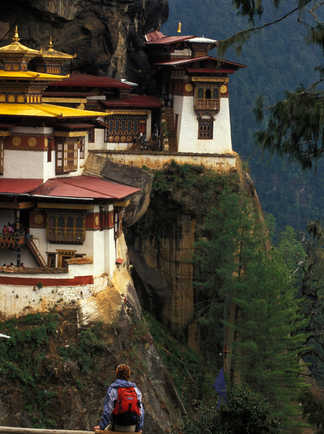 Randonneur devant l'hermitage de Taktsang - Paro, Bouthan