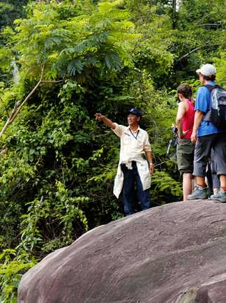 randonneurs avec un guide au Cambodge