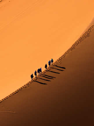Randonneurs sur la dune de sable dans le désert