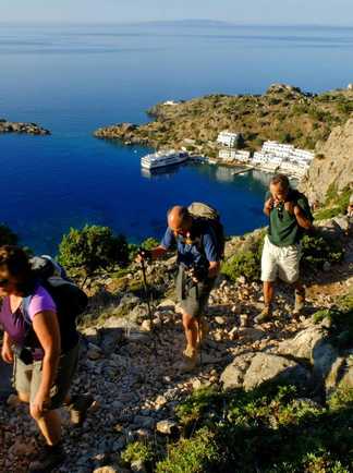 Randonneurs sur un sentier surplombant la mer en Crète