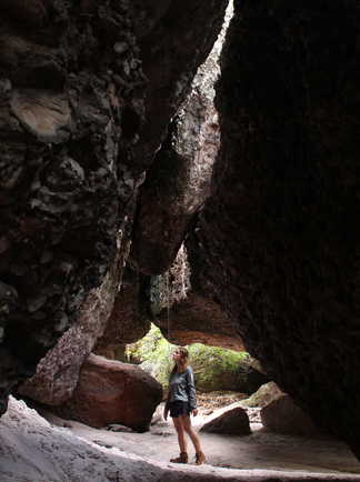 randonneuse dans les grottes de las Arenas de Colores au Brésil