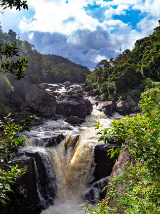 Rivière et cascade dans la forêt de Madagascar