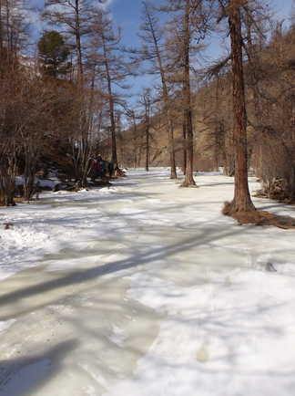 Rivière gelée dans les montagnes du Saridag