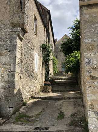 Rue avec des maisons en pierre à Vézelay