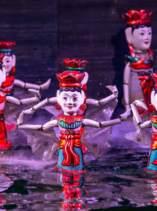 Spectacle traditionnel de marionnettes sur l'eau au Vietnam