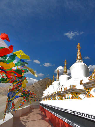 Stupas et drapeaux de prières colorés en Inde Himalayenne