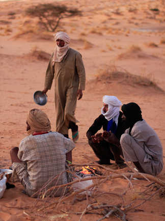 Touaregs dans les dunes de l'Erg Ouarane en Mauritanie