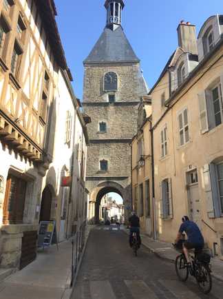 Cyclistes devant la tour de l'Horloge à Avallon