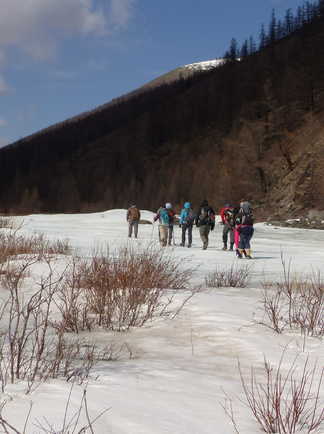 Trekking sur la rivière gelée dans les montagnes du Saridag