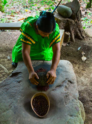 une femme en habit traditionnel du panama