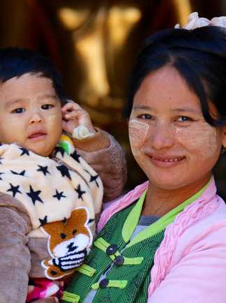 Une maman birmane avec son fils