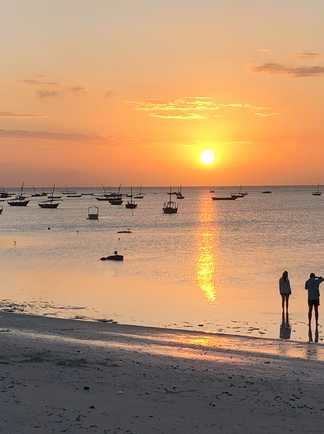 Une plage de Zanzibar au coucher du soleil, Zanzibar