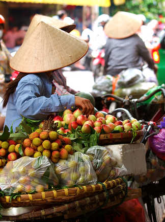 Une vendeuse de fruits au Vietnam